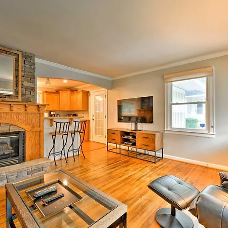 Area W/ Patio - 6 Miles To Downtown Holiday home