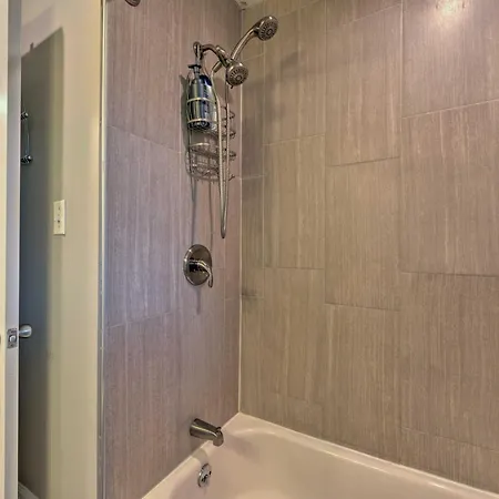 Area W/ Patio - 6 Miles To Downtown Holiday home *