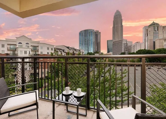 The Tar Heel - Stylish 4Br With City Views - Free Parking - Gym - Pet-Friendly