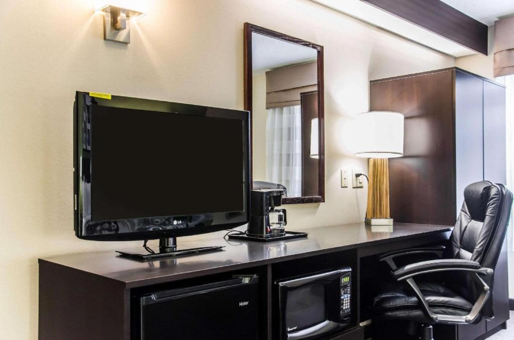 Hotel Sleep Airport - Billy Graham Parkway 2*