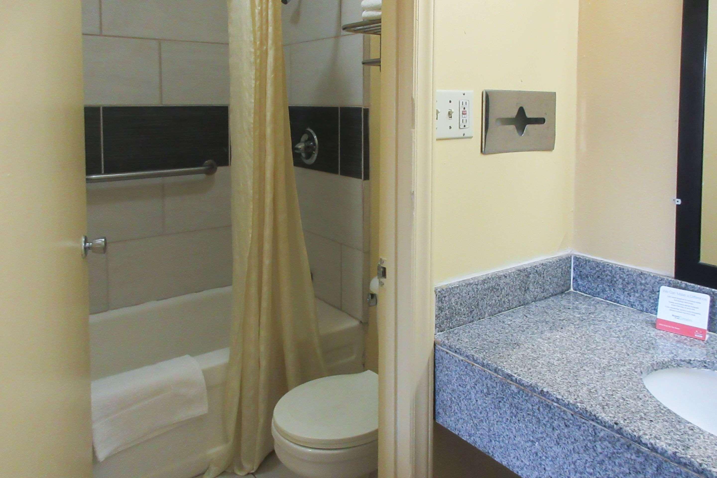 Econo Airport Area *