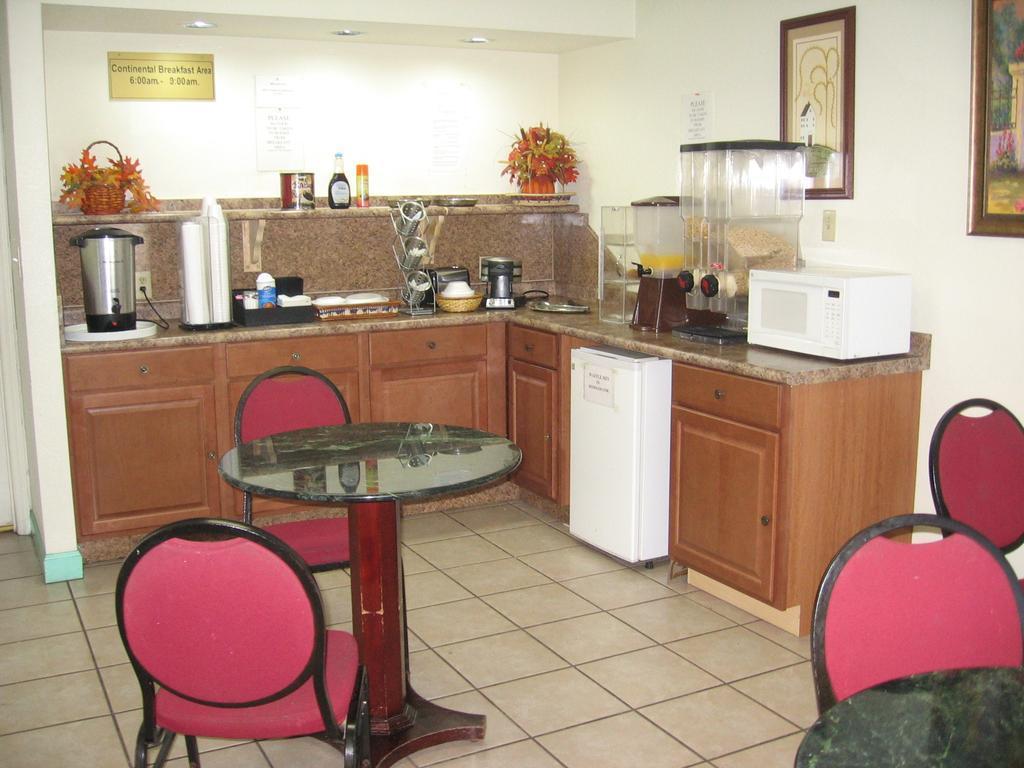 Econo Airport Area Lodge *