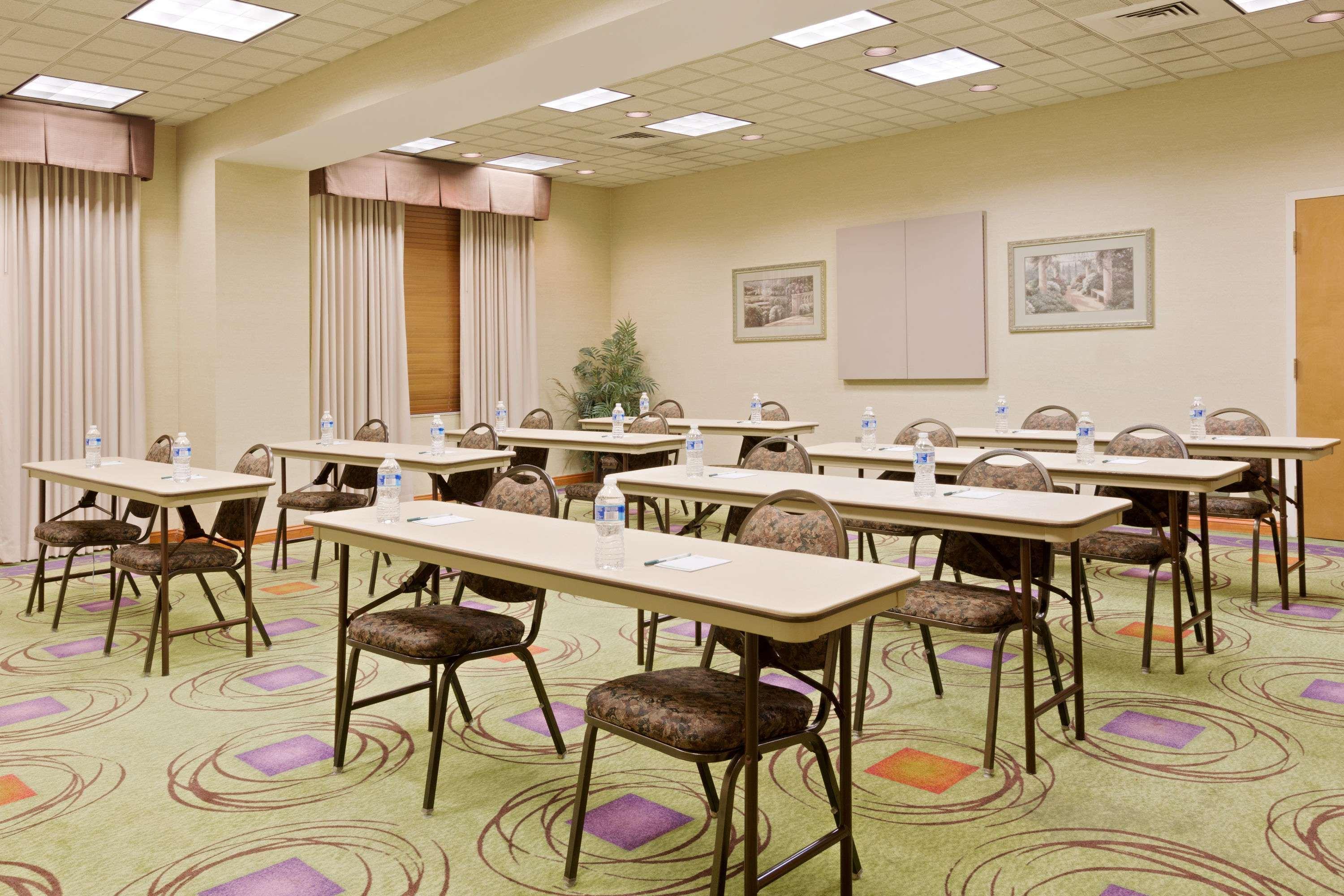 Wingate By Wyndham Airport Hotel