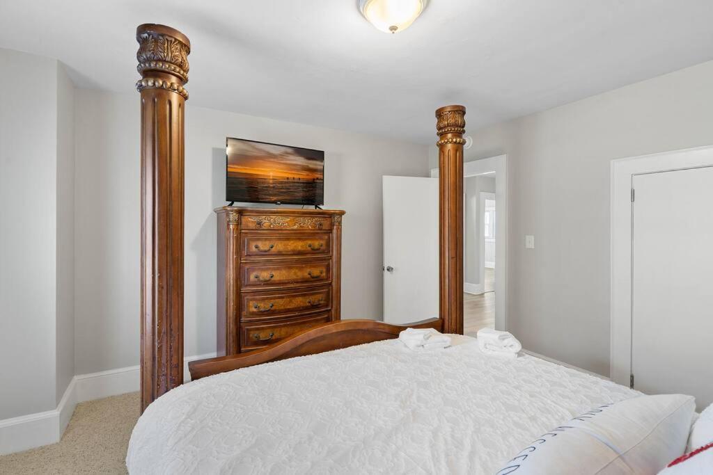 Cozy 4b Retreat Near Uptown King Beds Sleeps 12 Holiday home *