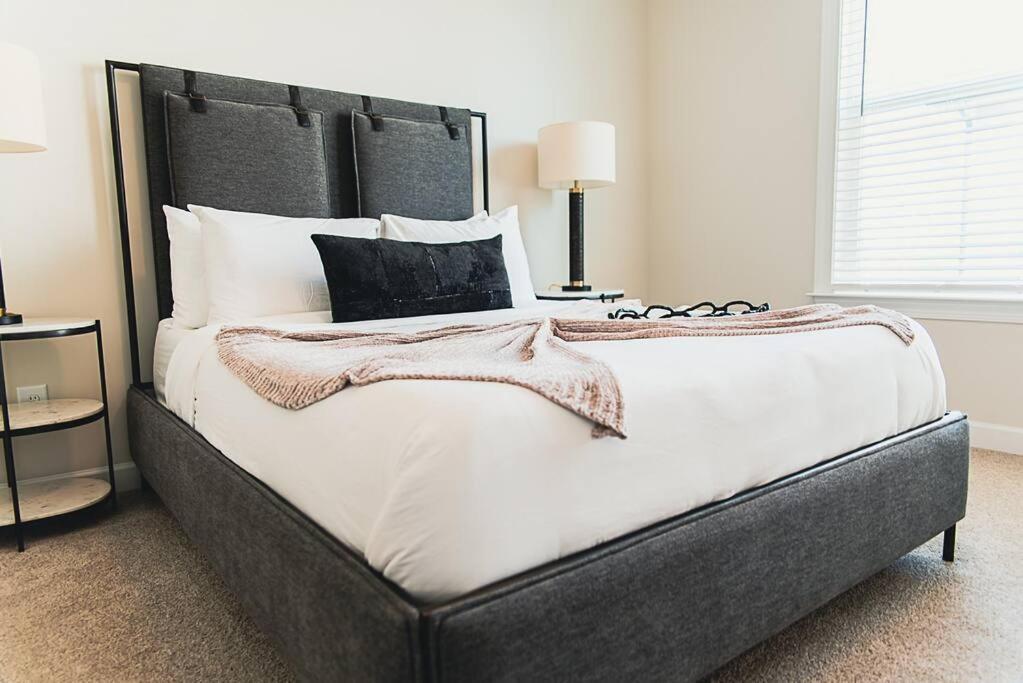 New! Lux. 4br W/ Grill, Office & Huge Yard * Charlotte