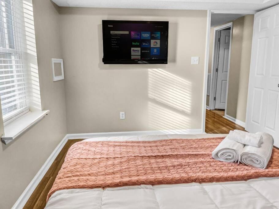 Rare Find! Cheerful & Spacious Ready For You! Hotel Charlotte