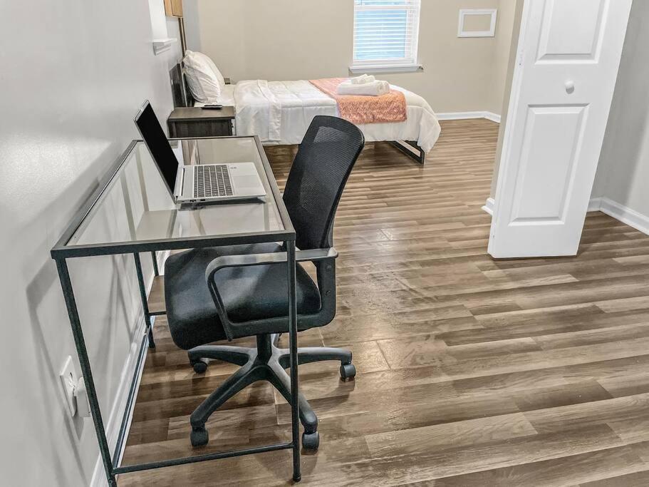 Rare Find! Cheerful & Spacious Ready For You! Hotel Charlotte