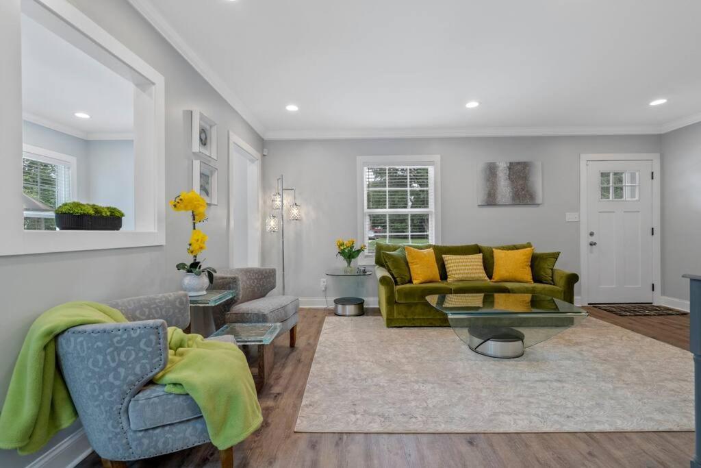 Cheerful 3 Bedroom-long Term Close To Uptown *