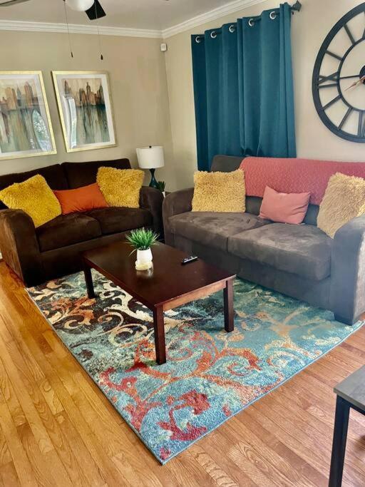Cozy Escape ◉ King Sized Bed And Fast Wifi Awaits! Holiday home