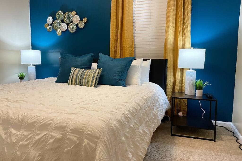 Cozy Escape ◉ King Sized Bed And Fast Wifi Awaits! *