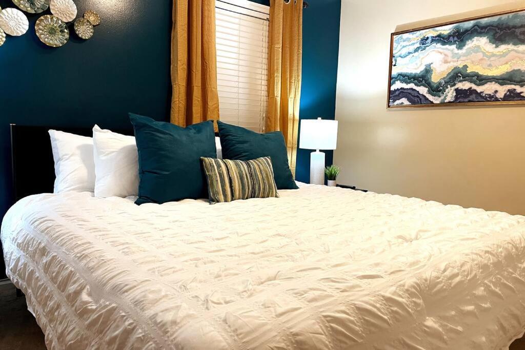 Cozy Escape ◉ King Sized Bed And Fast Wifi Awaits! * Charlotte