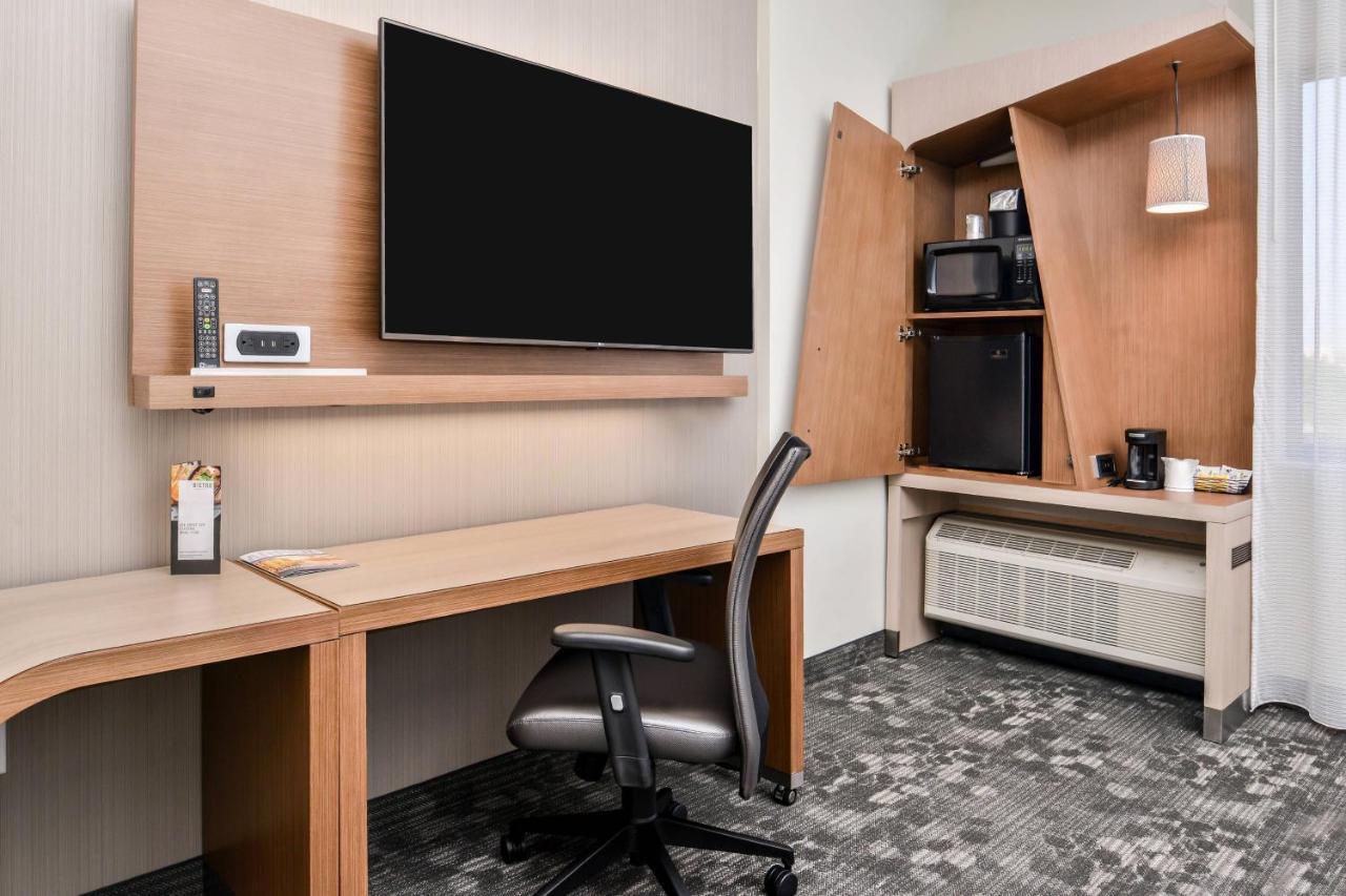 Courtyard By Marriott Northlake Hotel