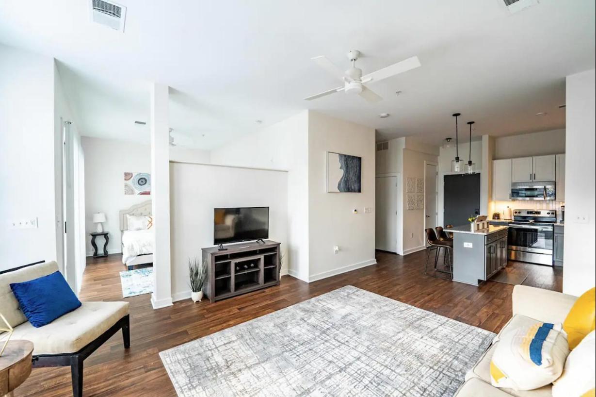 Luxury Uptown Wi-fi Gym Pool Shops Food! 228 * Charlotte