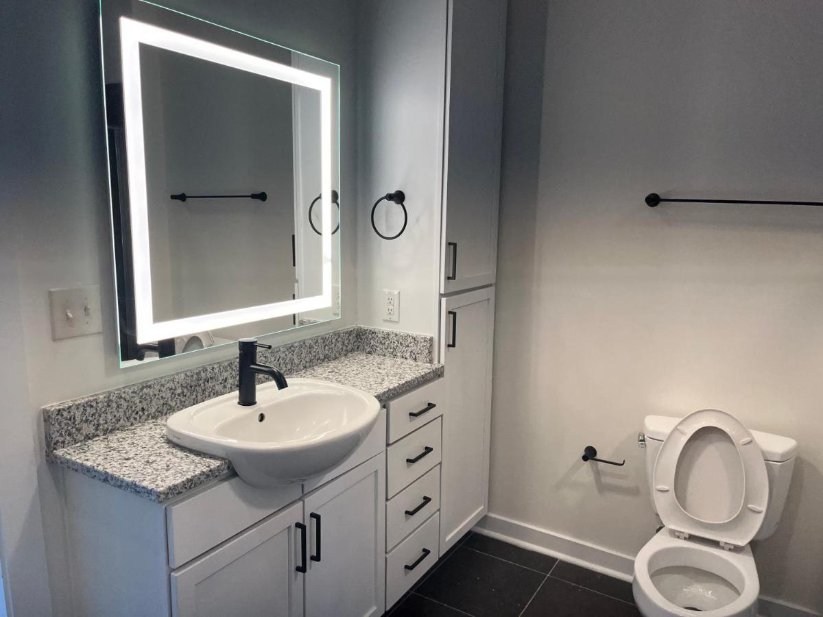 Luxury Uptown Wi-fi Gym Pool Shops Food! 228 Apartment *