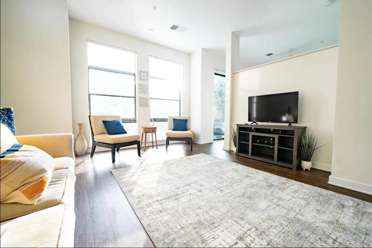 Luxury Uptown Wi-fi Gym Pool Shops Food! 228 Apartment *