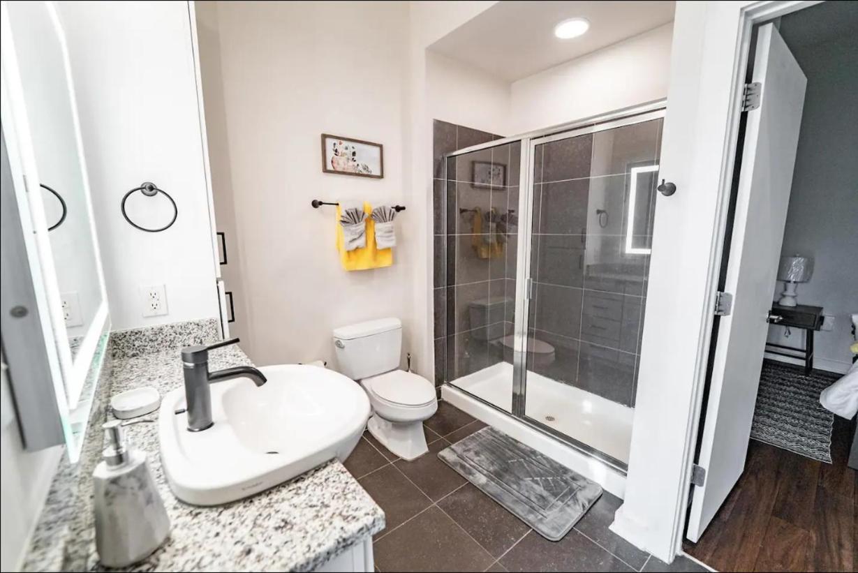 Luxury Uptown Wi-fi Gym Pool Shops Food! 228 Apartment *