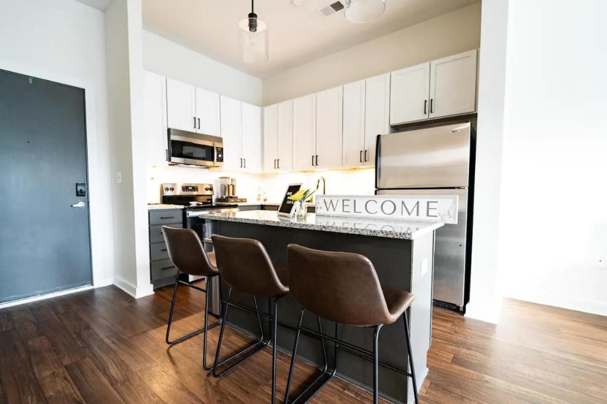 Luxury Uptown Wi-fi Gym Pool Shops Food! 228 Apartment