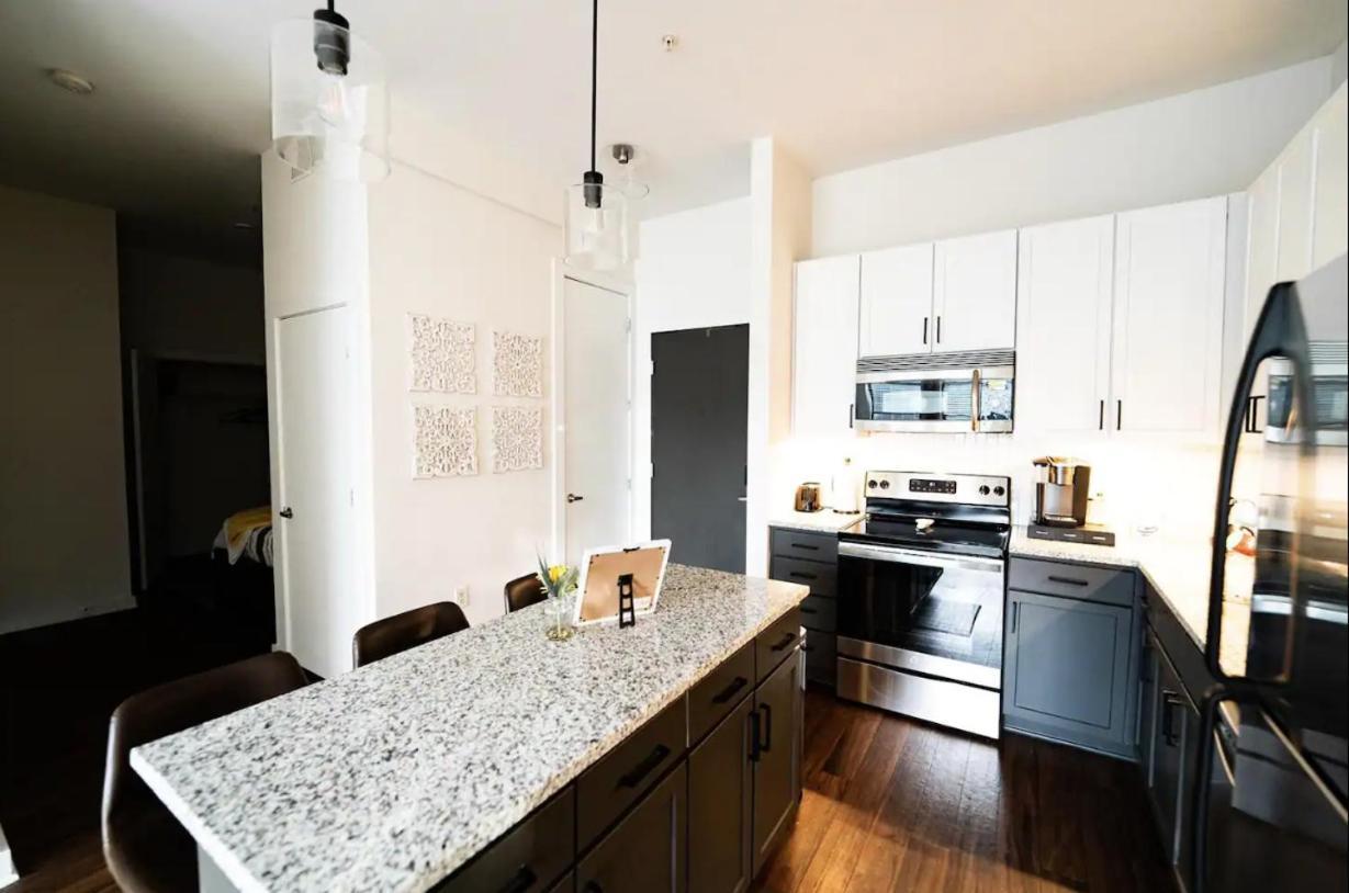 Luxury Uptown Wi-fi Gym Pool Shops Food! 228 Apartment