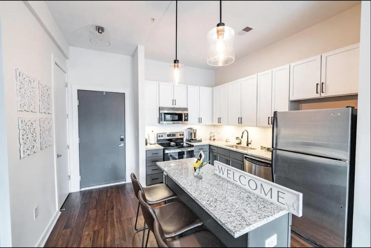 Apartment Luxury Uptown Wi-fi Gym Pool Shops Food! 228 *