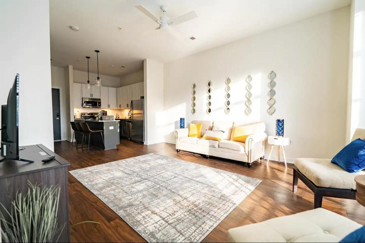 Apartment Luxury Uptown Wi-fi Gym Pool Shops Food! 228