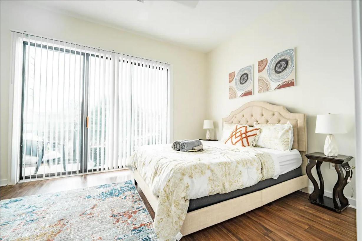 Apartment Luxury Uptown Wi-fi Gym Pool Shops Food! 228