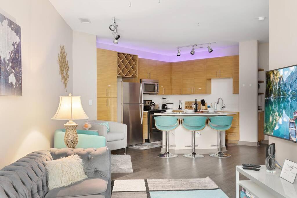 Dt Charm With Pool,gym,wine,wkspace, Free Parking Apartment
