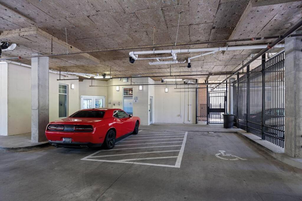 Dt Charm With Pool,gym,wine,wkspace, Free Parking Apartment *