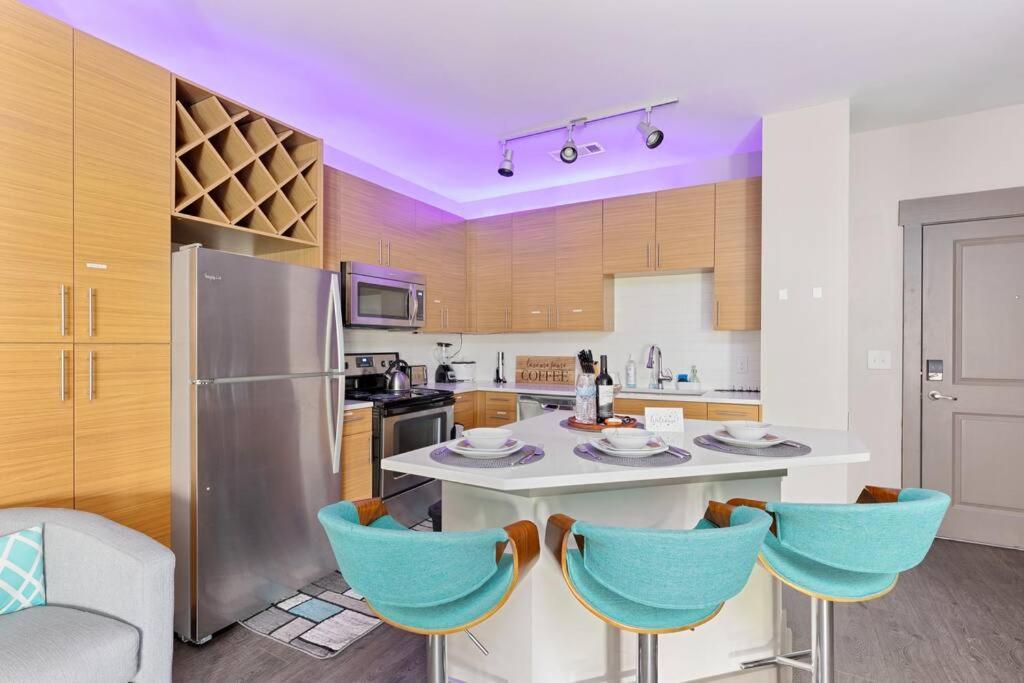 Dt Charm With Pool,gym,wine,wkspace, Free Parking Apartment *