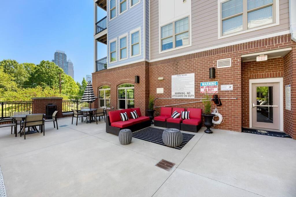 Dt Charm With Pool,gym,wine,wkspace, Free Parking Apartment