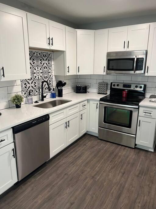 Newly Renovated Cute 3 Bedroom 2 Bath *