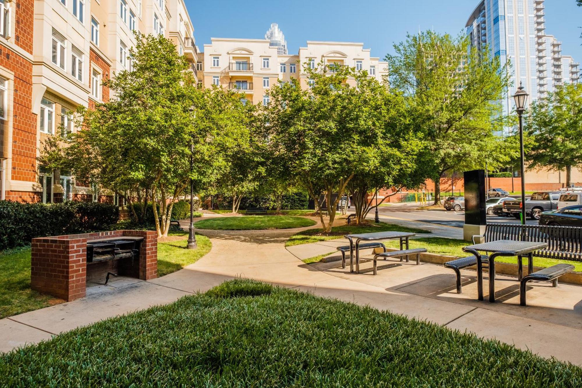 Cityscape Flat- 3br Luxury In Uptown Apartment *