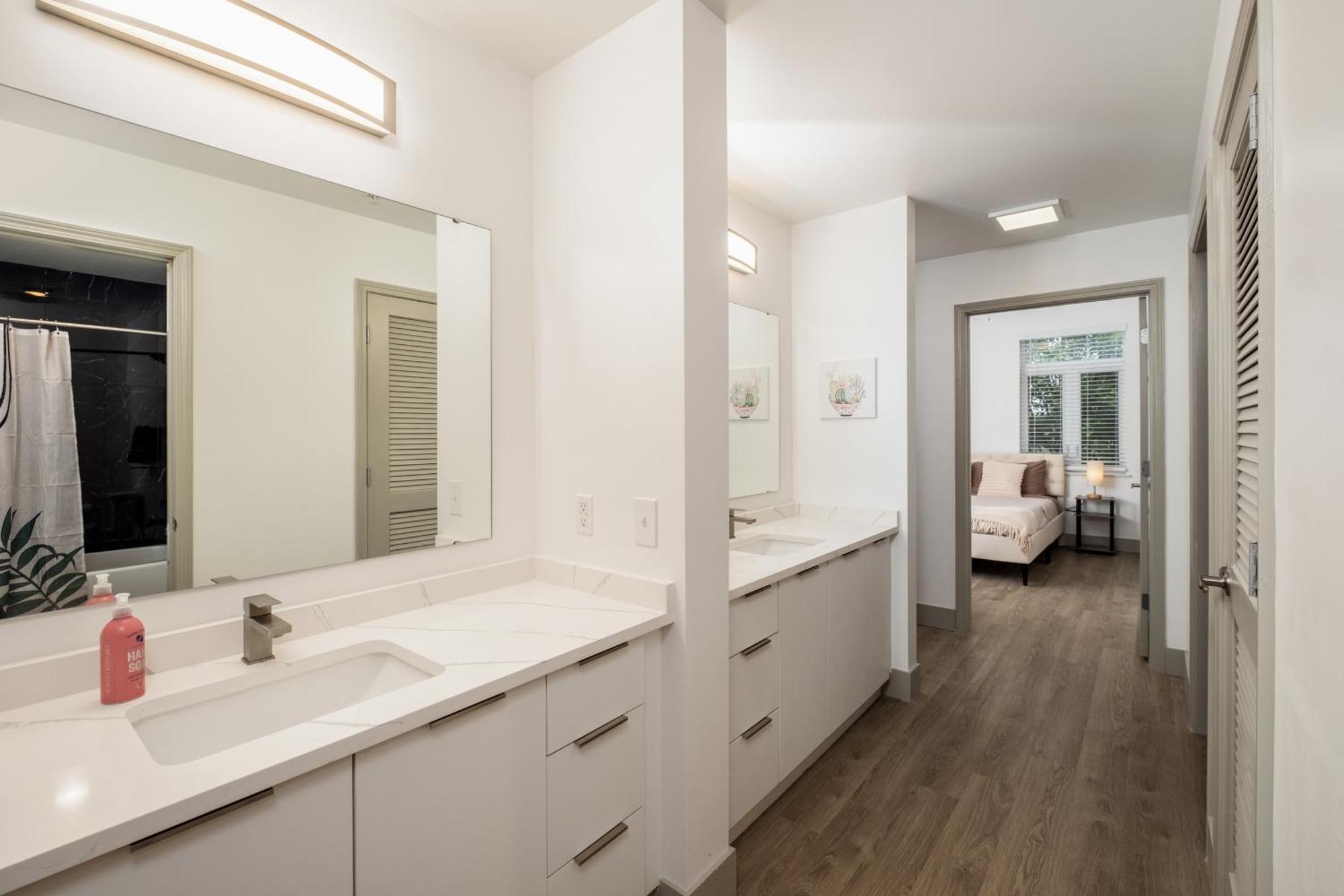 Cityscape Flat- 3br Luxury In Uptown Apartment *