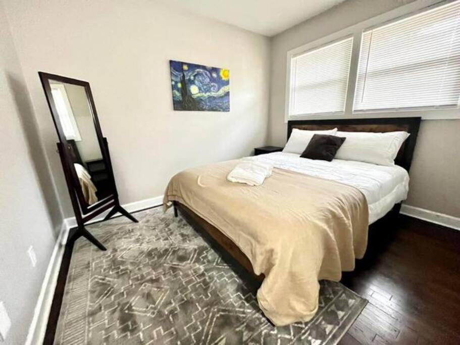5 Min Uptown I Fast Wi-fi & Private Patio
