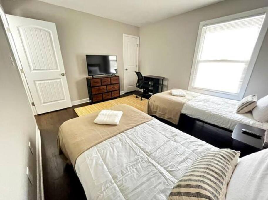 Apartment 5 Min Uptown I Fast Wi-fi & Private Patio *