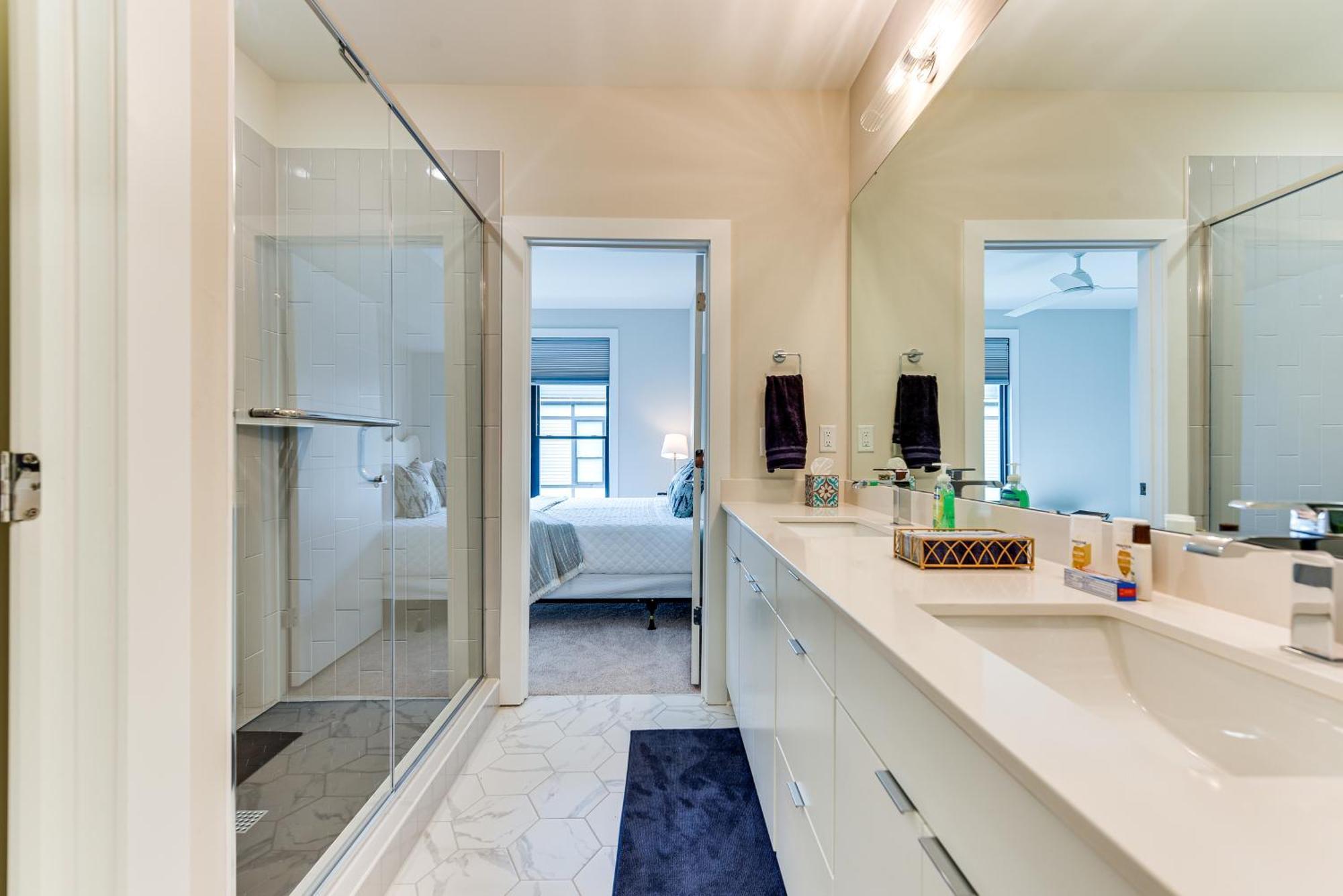 Modern And Stylish 5 Mi To Downtown Apartment