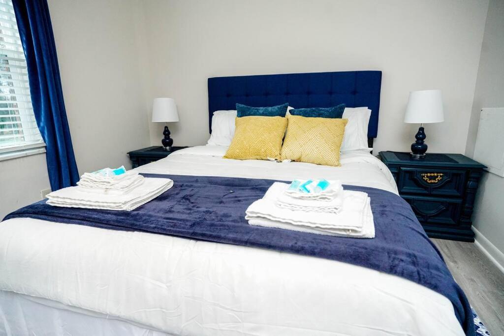 3 Bedroom Townhome Minutes To Uptown Holiday home
