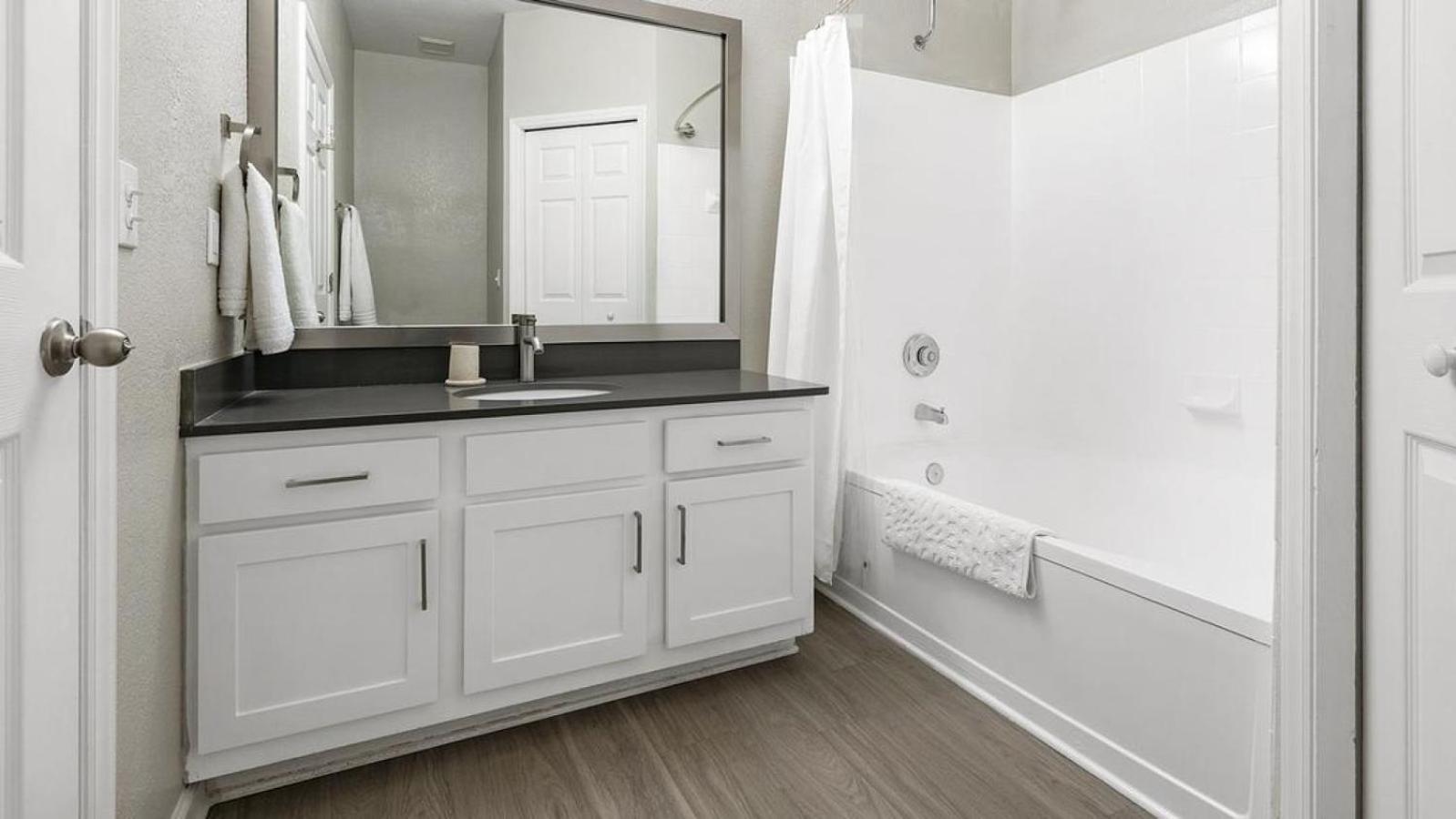 Landing - Modern With Amazing Amenities * Charlotte