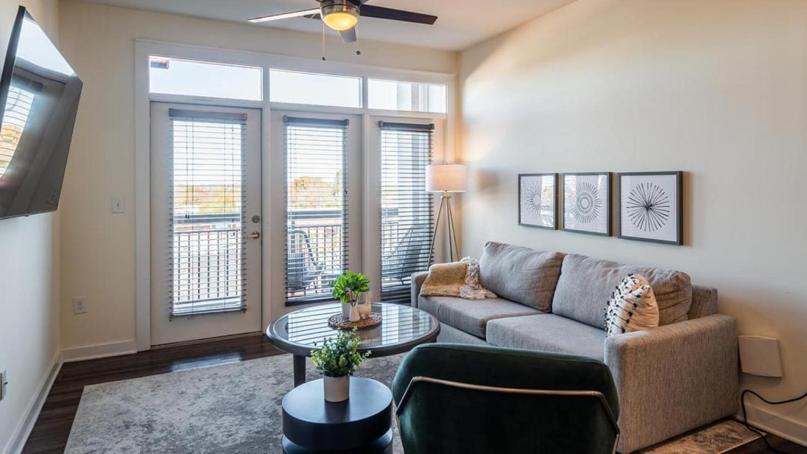 Apartment Landing Modern With Amazing Amenities