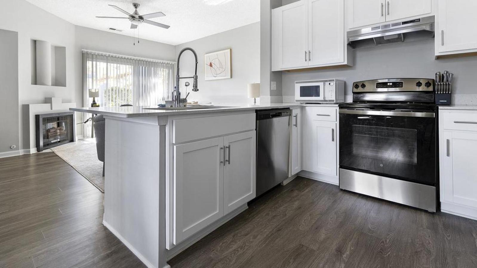 Apartment Landing Modern With Amazing Amenities