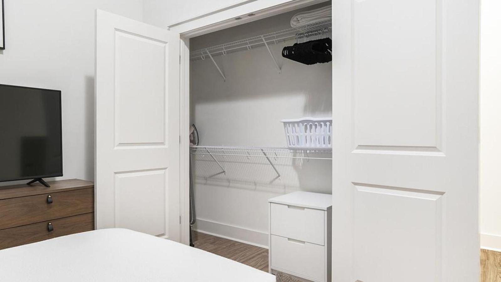 Apartment Landing Modern With Amazing Amenities *