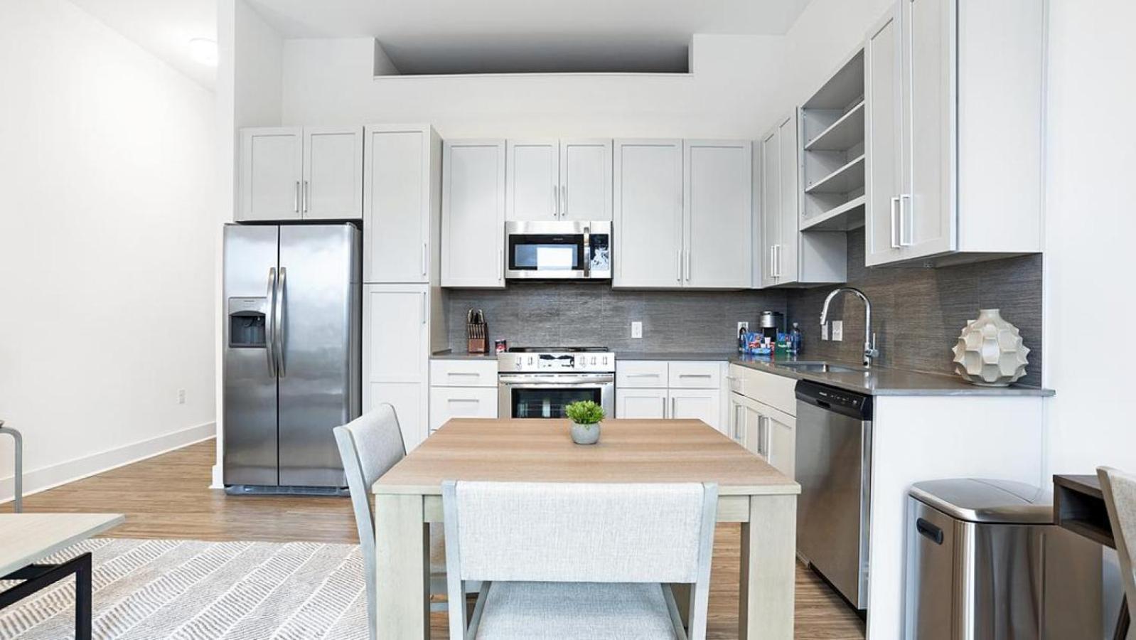 Landing Modern With Amazing Amenities Apartment