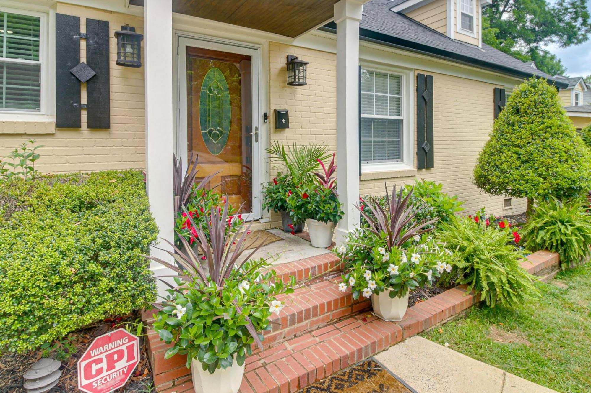 Holiday home With Yard - Near Spectrum Center!