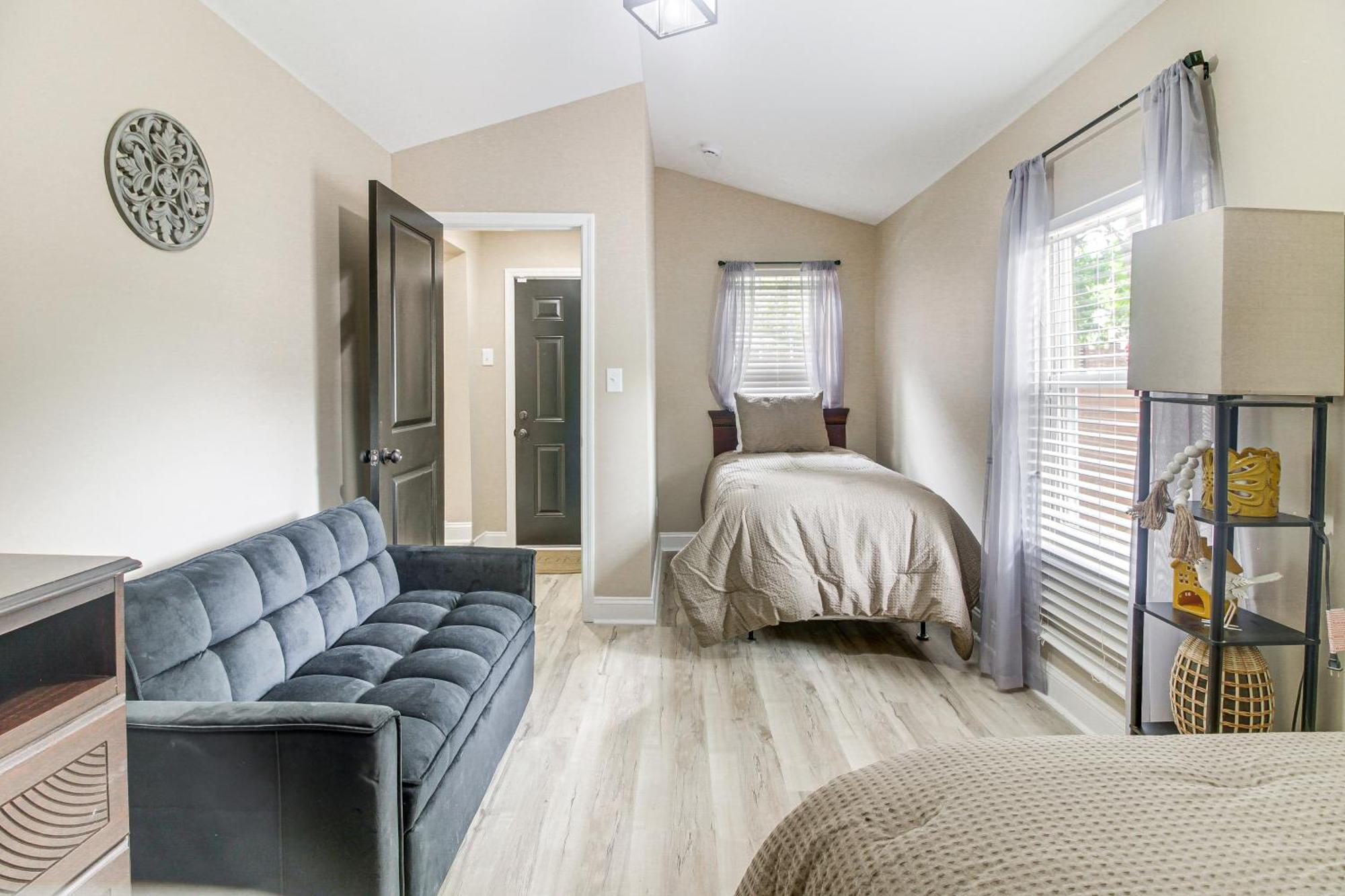 Holiday home With Yard - Near Spectrum Center! *