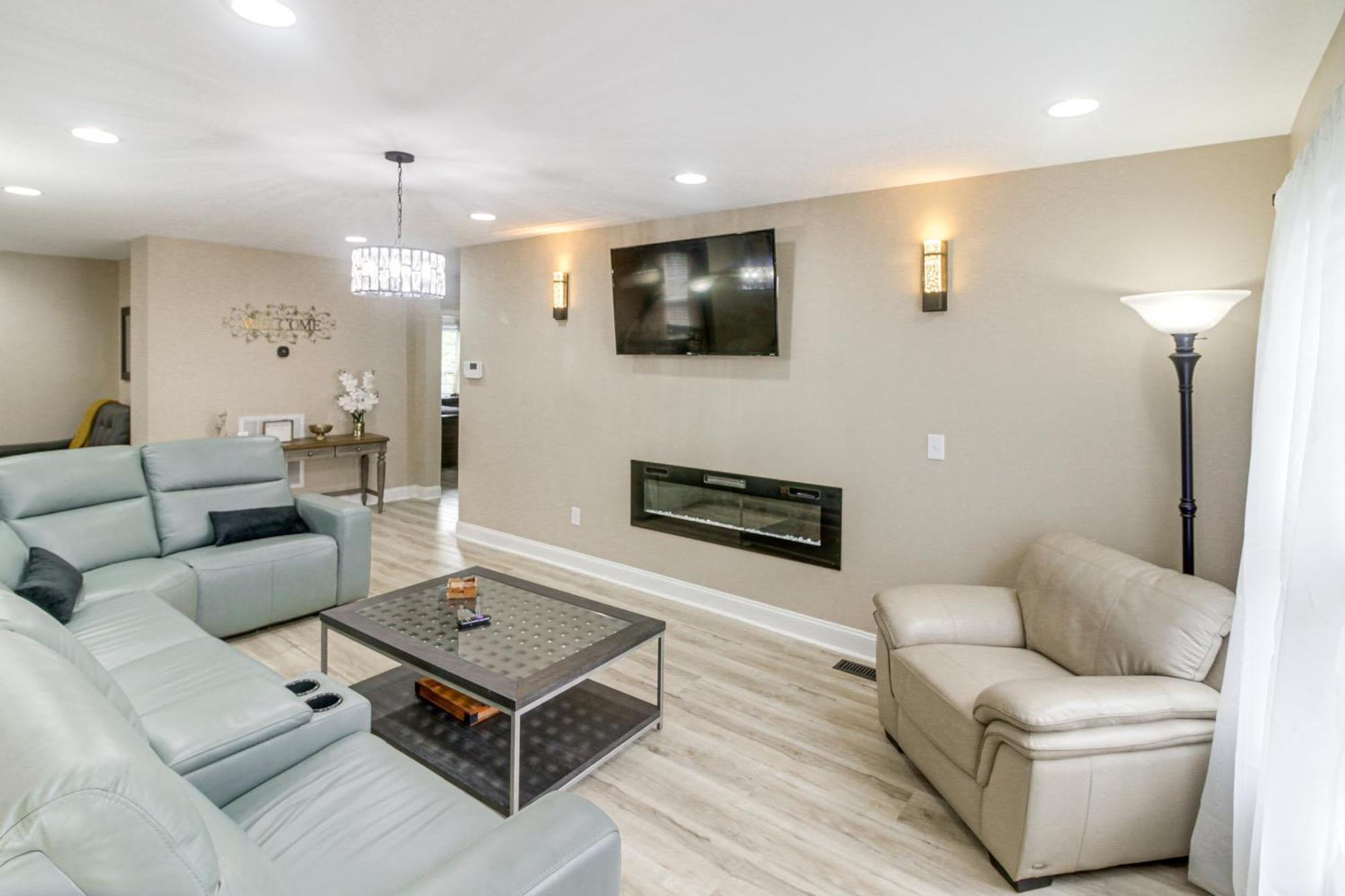 With Yard - Near Spectrum Center! Holiday home *