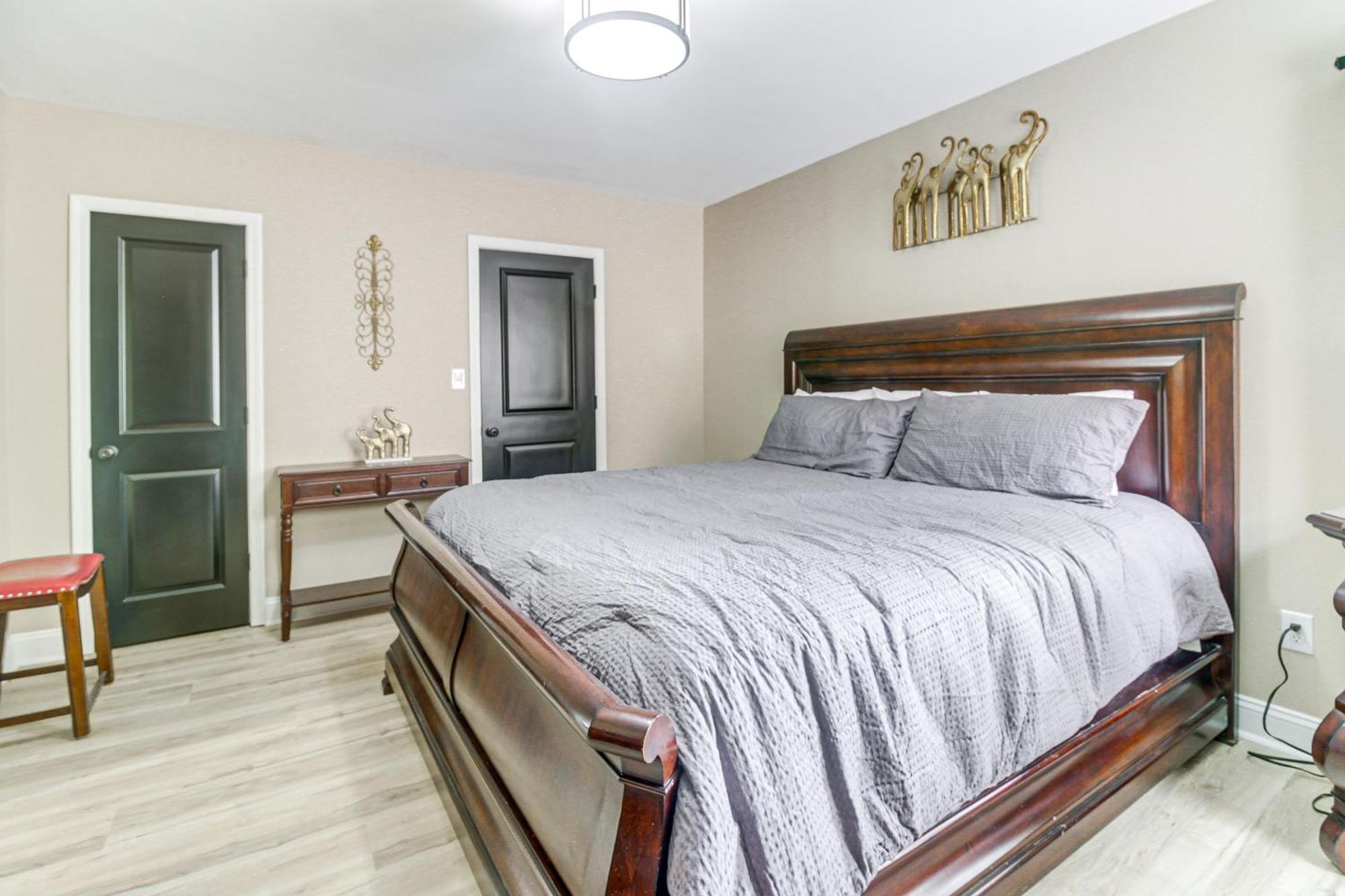 Holiday home With Yard - Near Spectrum Center! *