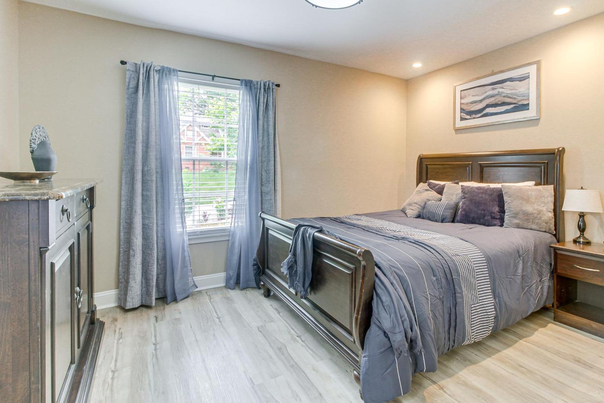 With Yard - Near Spectrum Center! Holiday home *