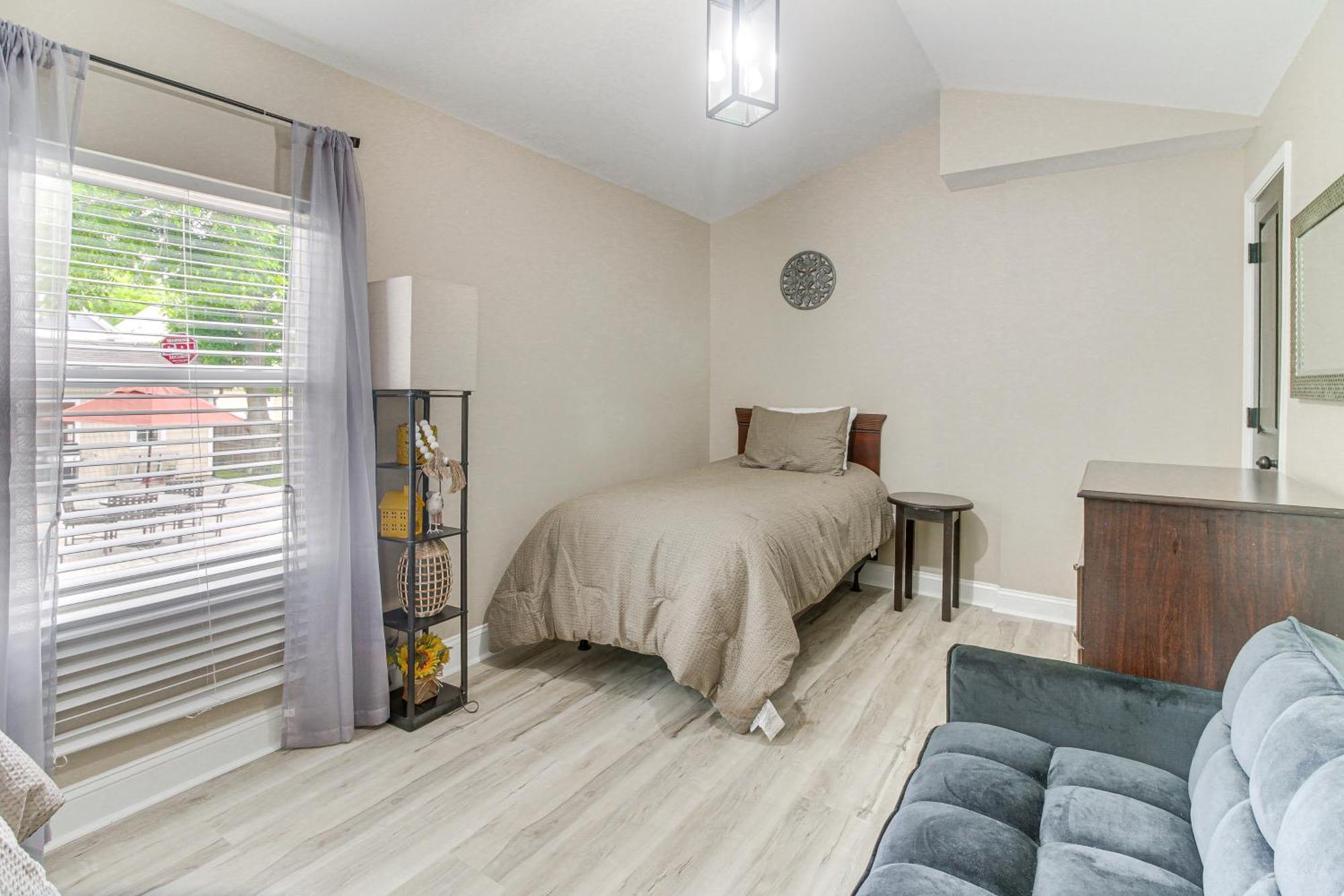 With Yard - Near Spectrum Center! Holiday home Charlotte