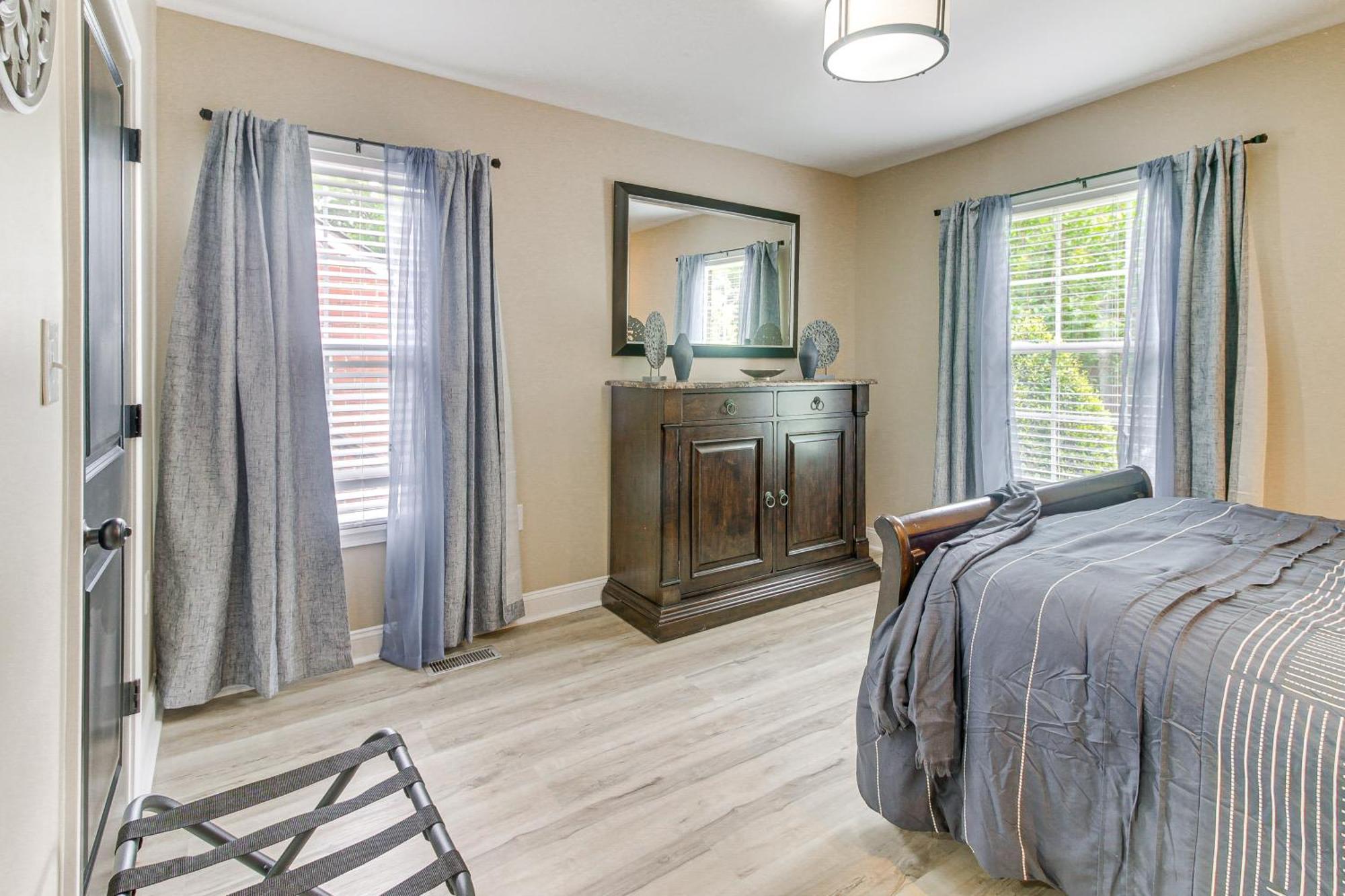 With Yard - Near Spectrum Center! Holiday home *