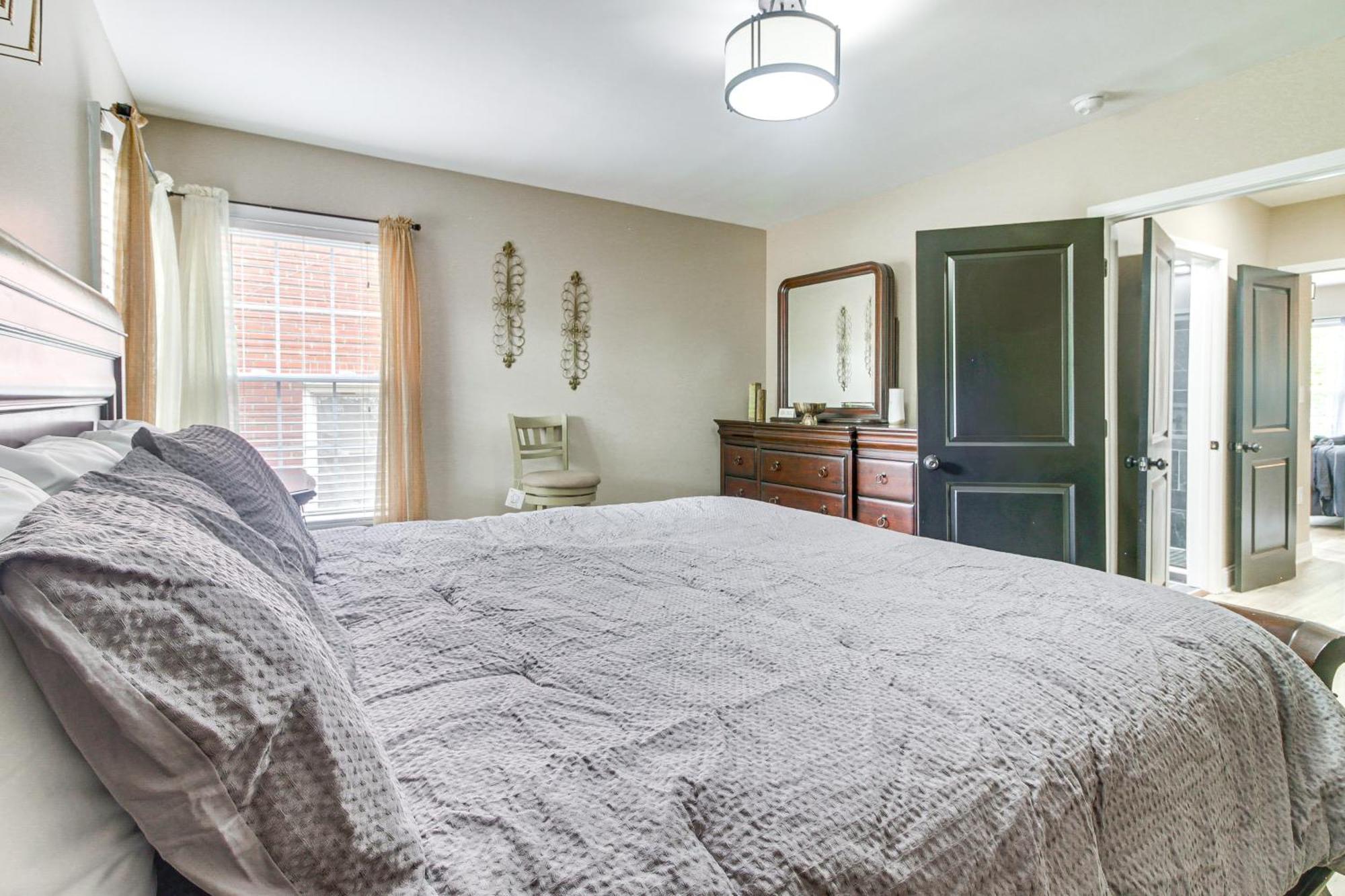 Holiday home With Yard - Near Spectrum Center! *
