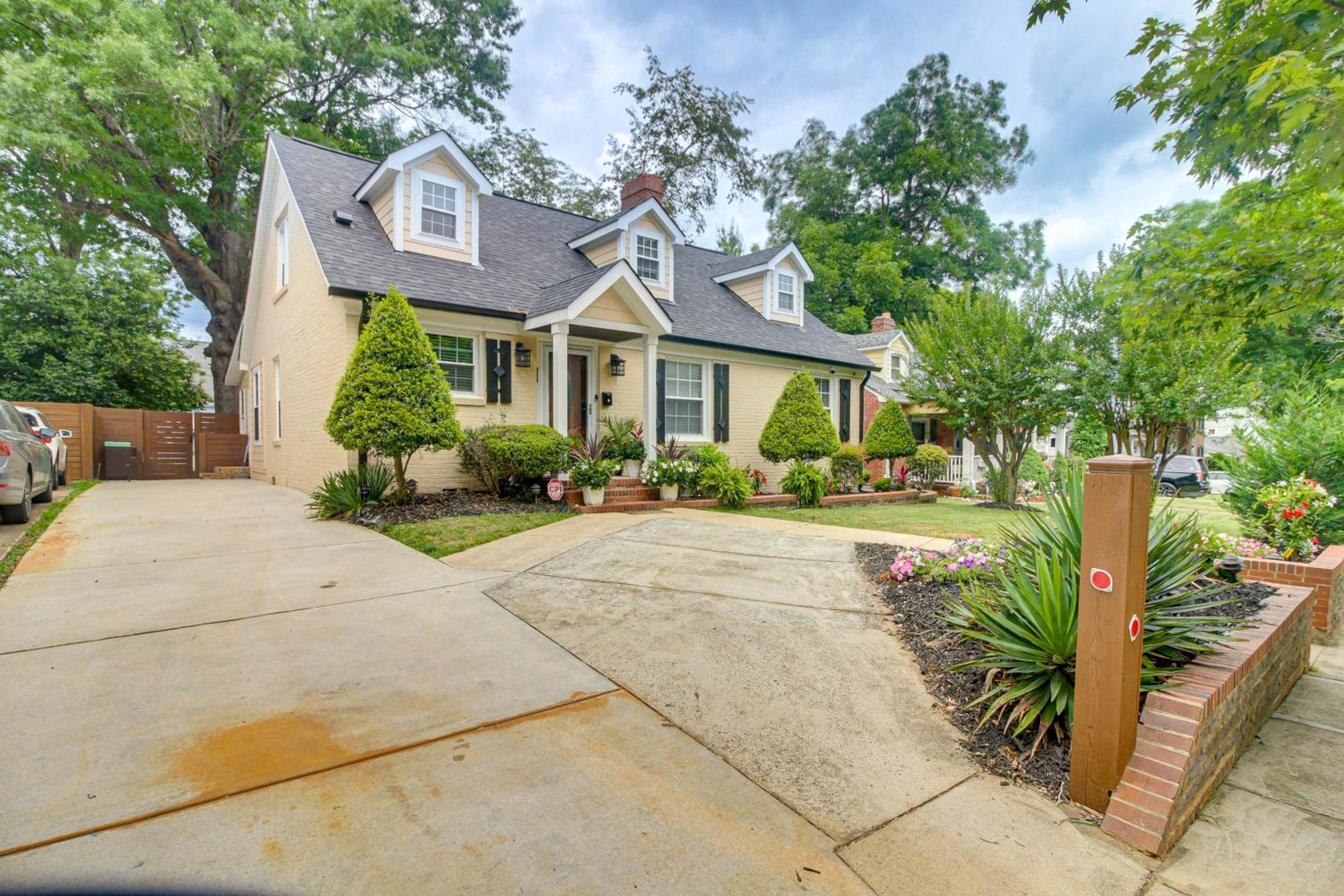 With Yard - Near Spectrum Center! Holiday home